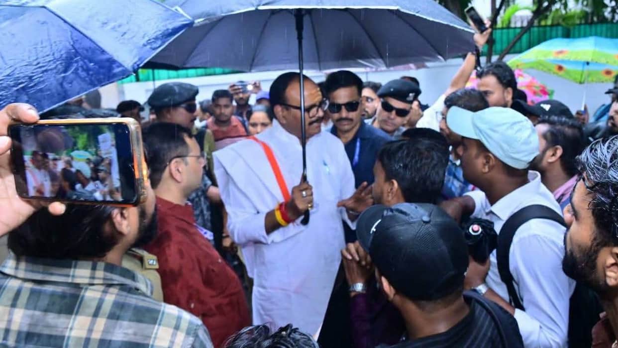 UP: UPSSSC-JE aspirants gheraoed the Deputy CM's residence, demanding a transparent selection process; staged