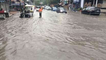 बारिश के बाद सड़क पर भरा पानी।