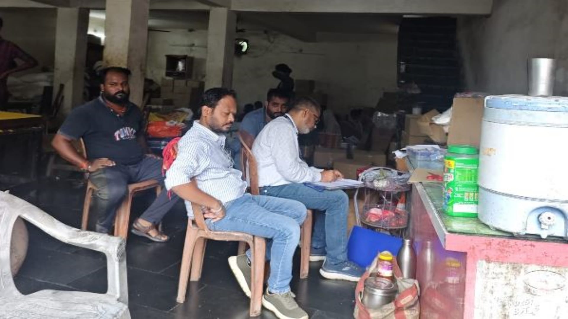 प्रतिष्ठानों से सैंपल लेते खाद्य विभाग के अधिकारी