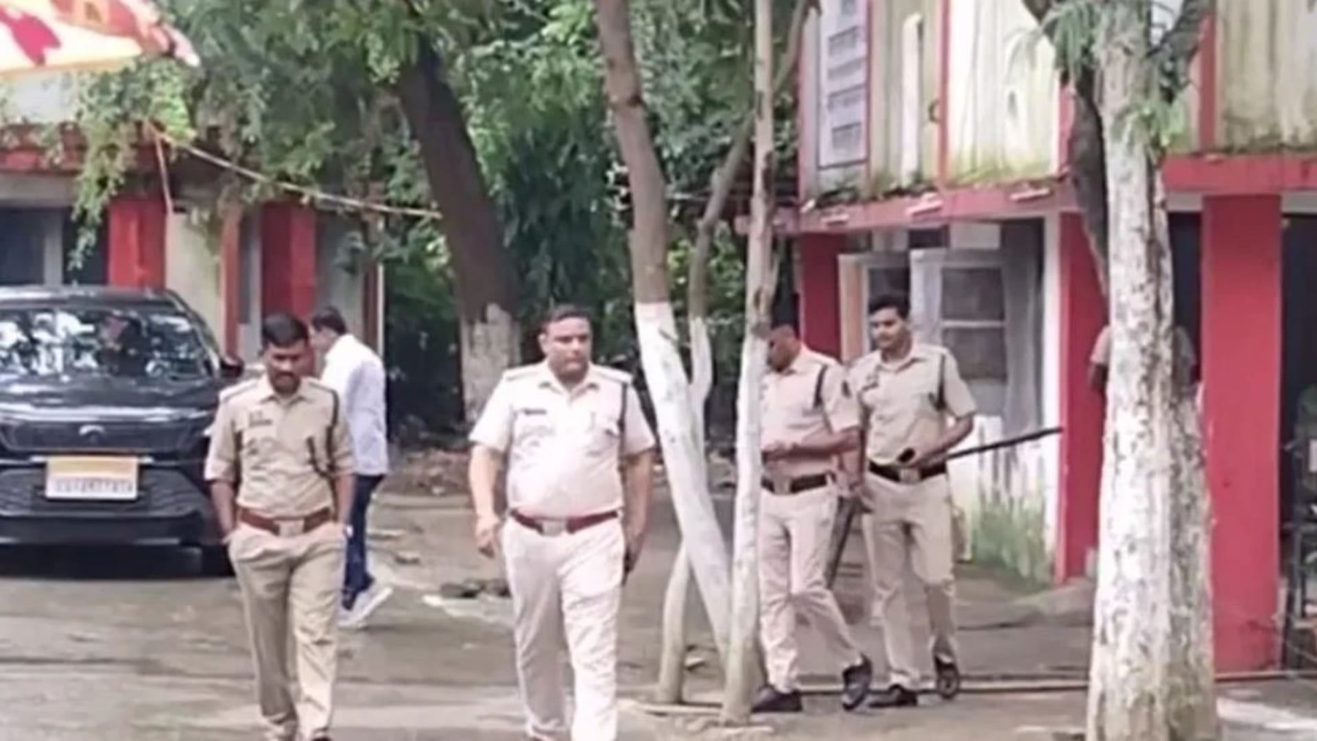 घटनास्थल पर जांच के लिए पहुंची पुलिस