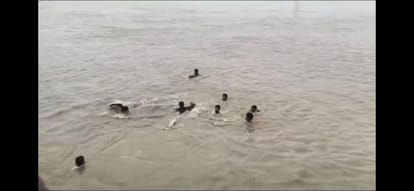 गंगा नदी में स्टंट