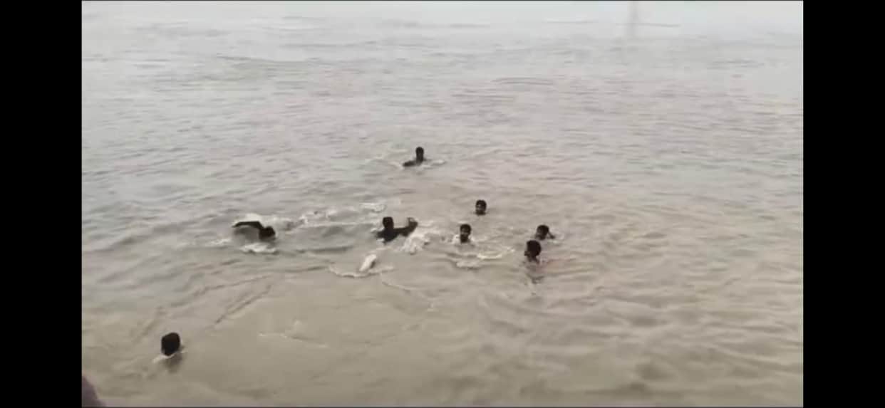 Kanpur: Youths Perform Stunts in Ganga at Bithoor Ghat, Police Search for Them