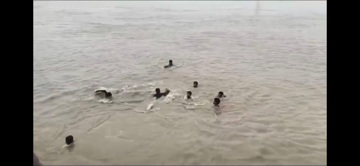 Kanpur: Youths Perform Stunts in Ganga at Bithoor Ghat, Police Search for Them