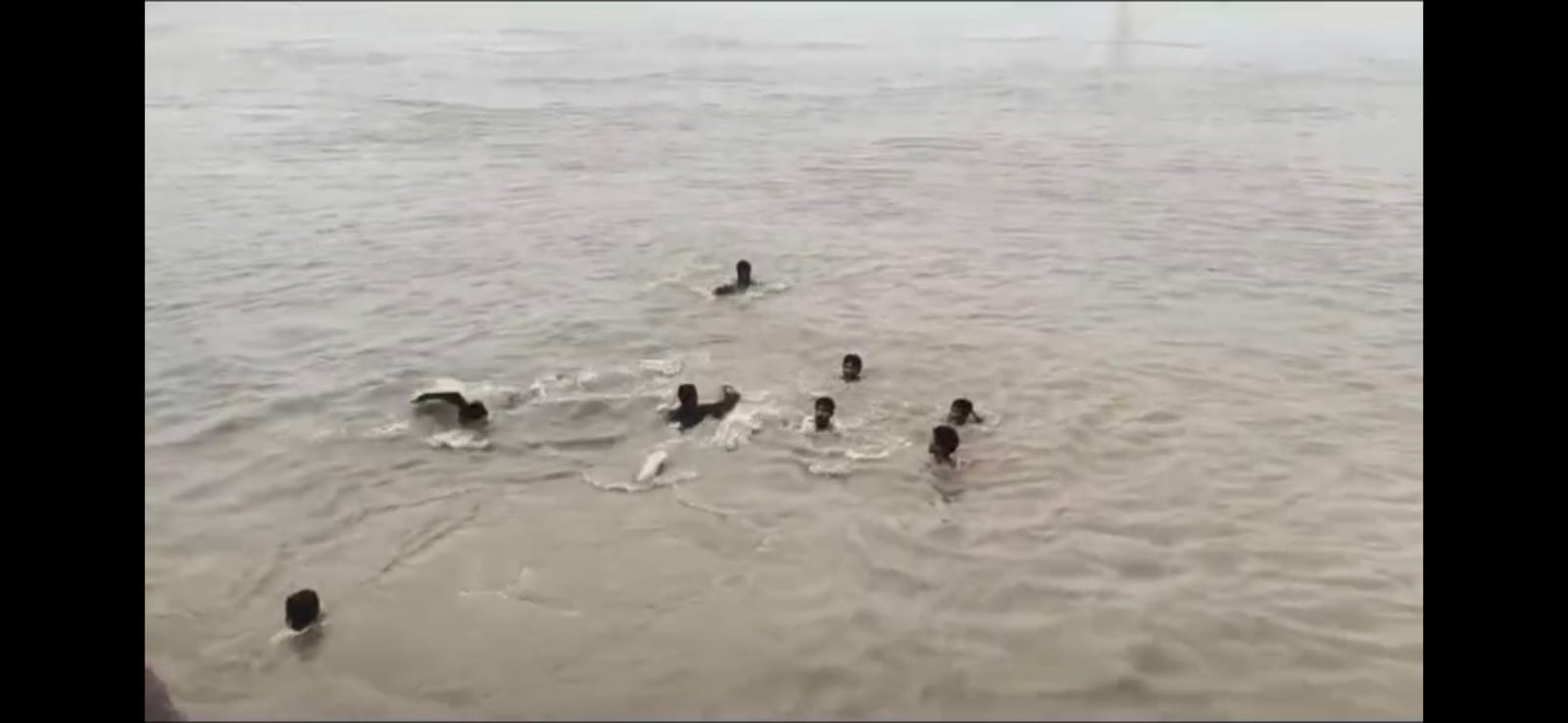 गंगा नदी में स्टंट