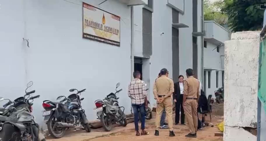 Delhi team raids Tikamgarh over production of counterfeit oil mimicking another brand.