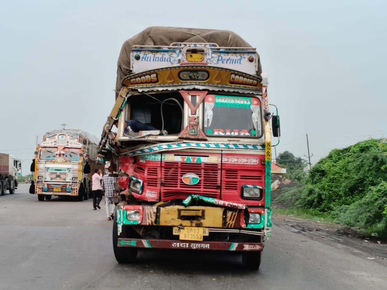 Jalaun: नींद की झपकी से डिवाइडर पार कर डंपर से भिड़ा रिफाइंड लदा ट्रक, चालक-परिचालक घायल Refined Oil Truck Crosses Divider After Driver Dozes Off, Collides with Dumper
