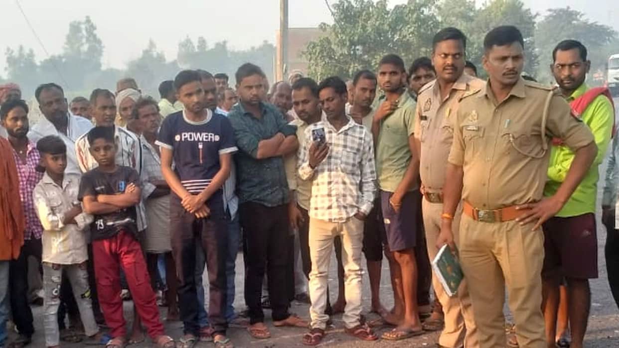 Major accident in Dungarpur: Van carrying schoolchildren overturns; 14 injured.