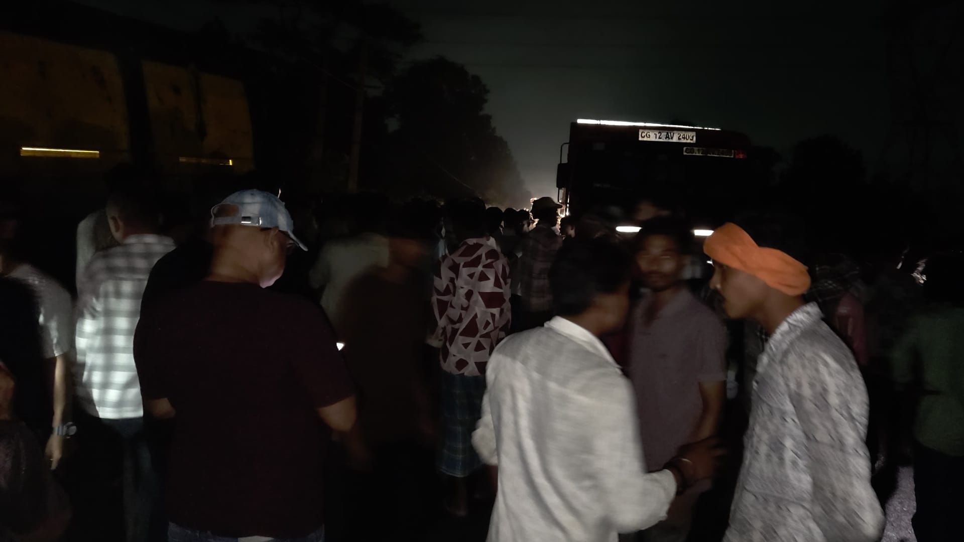 आक्रोशित ग्रामीणों ने दो घंटे किया चक्काजाम