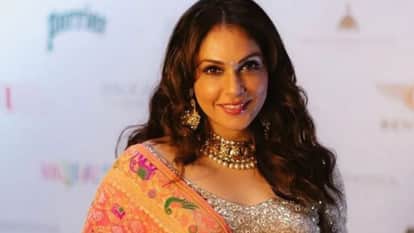 isha koppikar slammed trollers in a new video for calling her andhbhakt