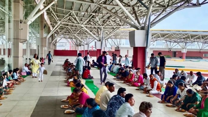 टंट्या मामा भील बस टर्मिनल से बसों की जगह शुरू हुआ भंडारा।