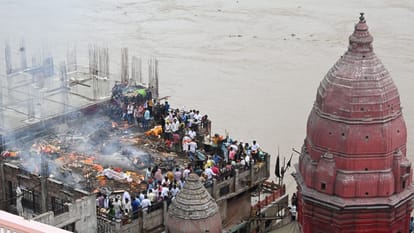 जलस्तर बढ़ने के कारण मणिकर्णिका घाट का बदला गया शवदाह स्थल