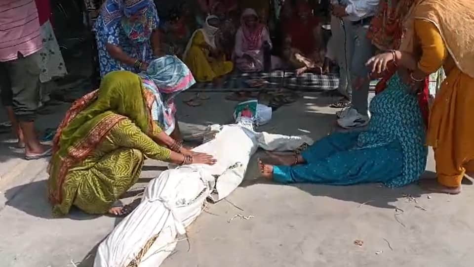Sanitation workers burned an effigy of Minister Goyal and locked his office in jhajjar