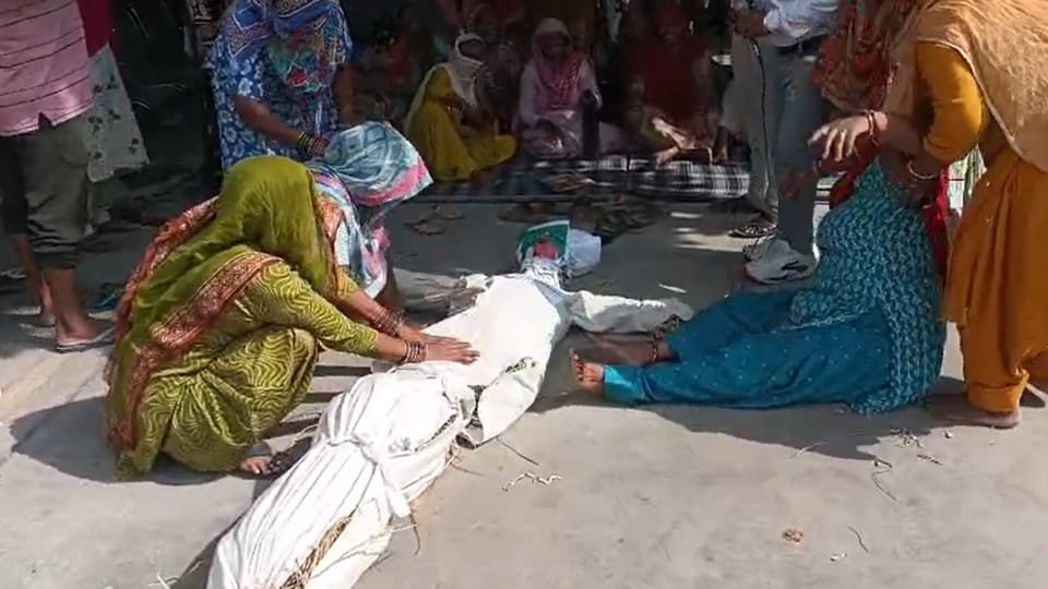 सफाई कर्मचारियों ने मंत्री विपुल गोयल का पुतला फूंका