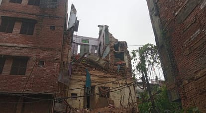 Kanpur House overhang collapses after rain followed by collapse of  entire house idol of Goddess remains safe