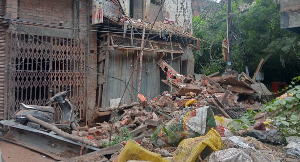 Kanpur House overhang collapses after rain followed by collapse of  entire house idol of Goddess remains safe