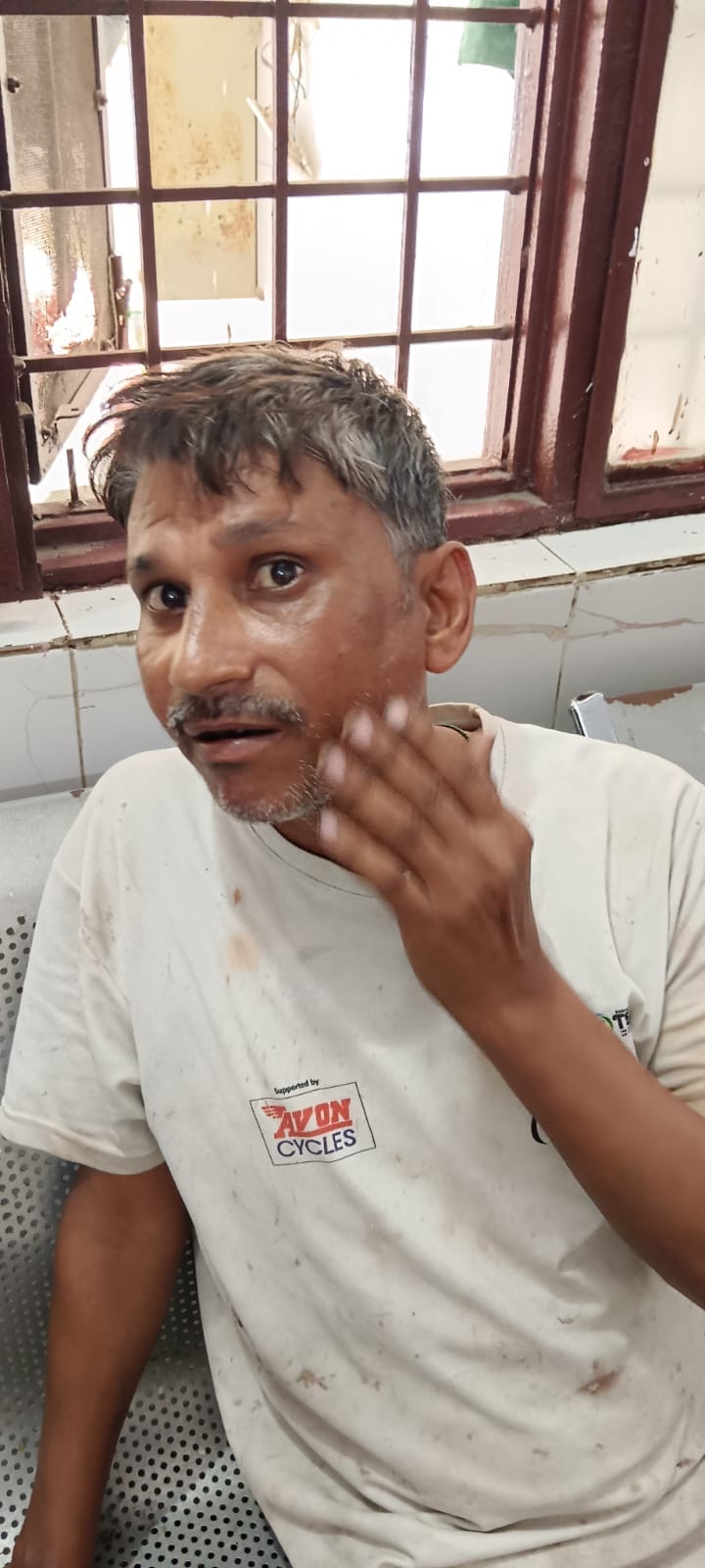 कर्मचारी से गाली-गलौज और मारपीट