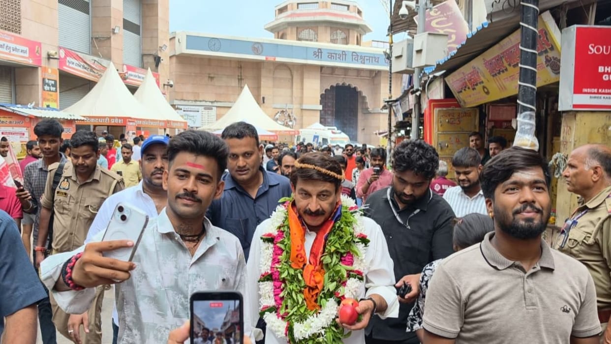 MP Manoj Tiwari performed Jalabhishek at Kashi Vishwanath Dham in Sawan