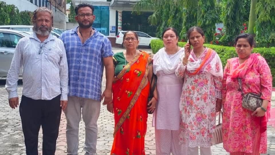 Central Market: Women from Shastri Nagar reached Lucknow to meet the CM but could only meet the Deputy CM