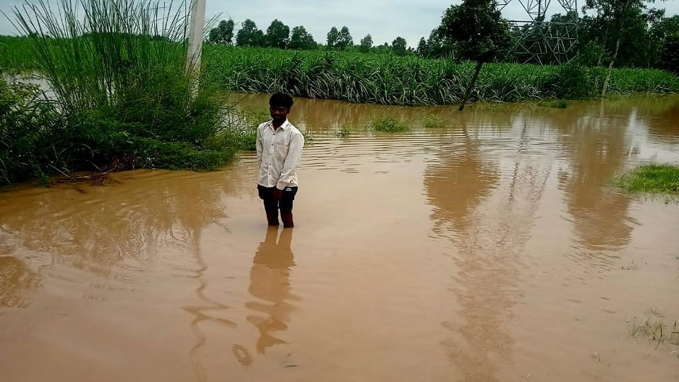 मंडावली-मंझाड़ी-शेखुपुरा आलम संपर्क मार्ग पर भरा मालन नदी का पानी। संवाद