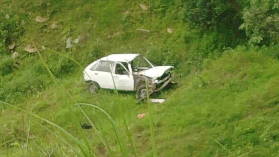 Uttarakhand Accident: मुक्तेश्वर में अनियंत्रित ऑल्टो खाई में जा गिरी, दो युवक घायल; स्थानीय लोगों ने बचाया