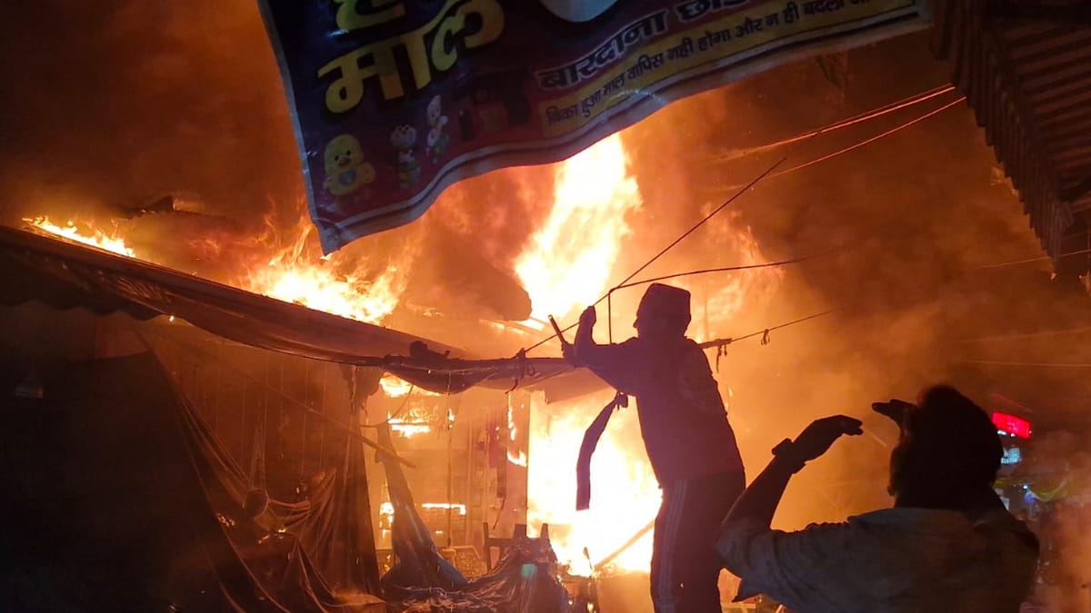 Roorkee: ज्वैलरी और खिलौने की दुकानों में लगी भीषण आग, साबिर पाक के सालाना उर्स के बीच मची अफरातफरी
