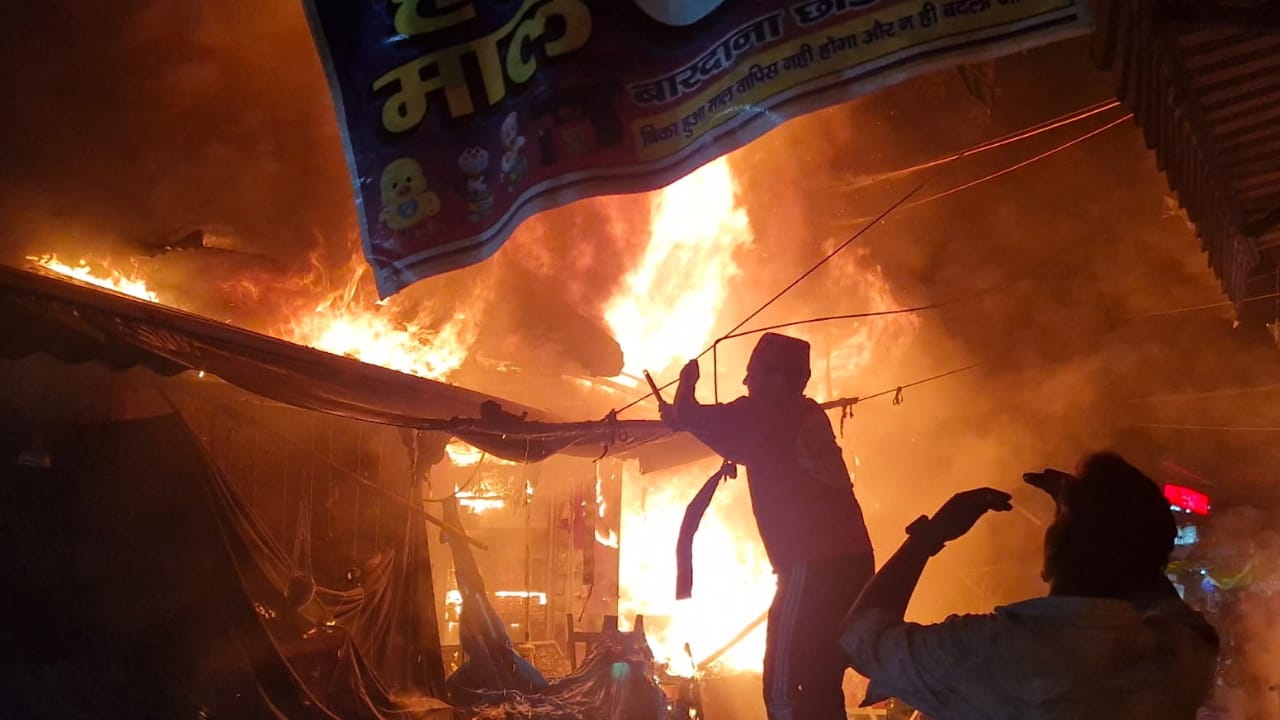 दुकानों में लगी भीषण आग