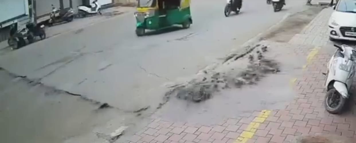 Indore News: Smart City road in Indore exposed; Narmada pipeline bursts during testing.