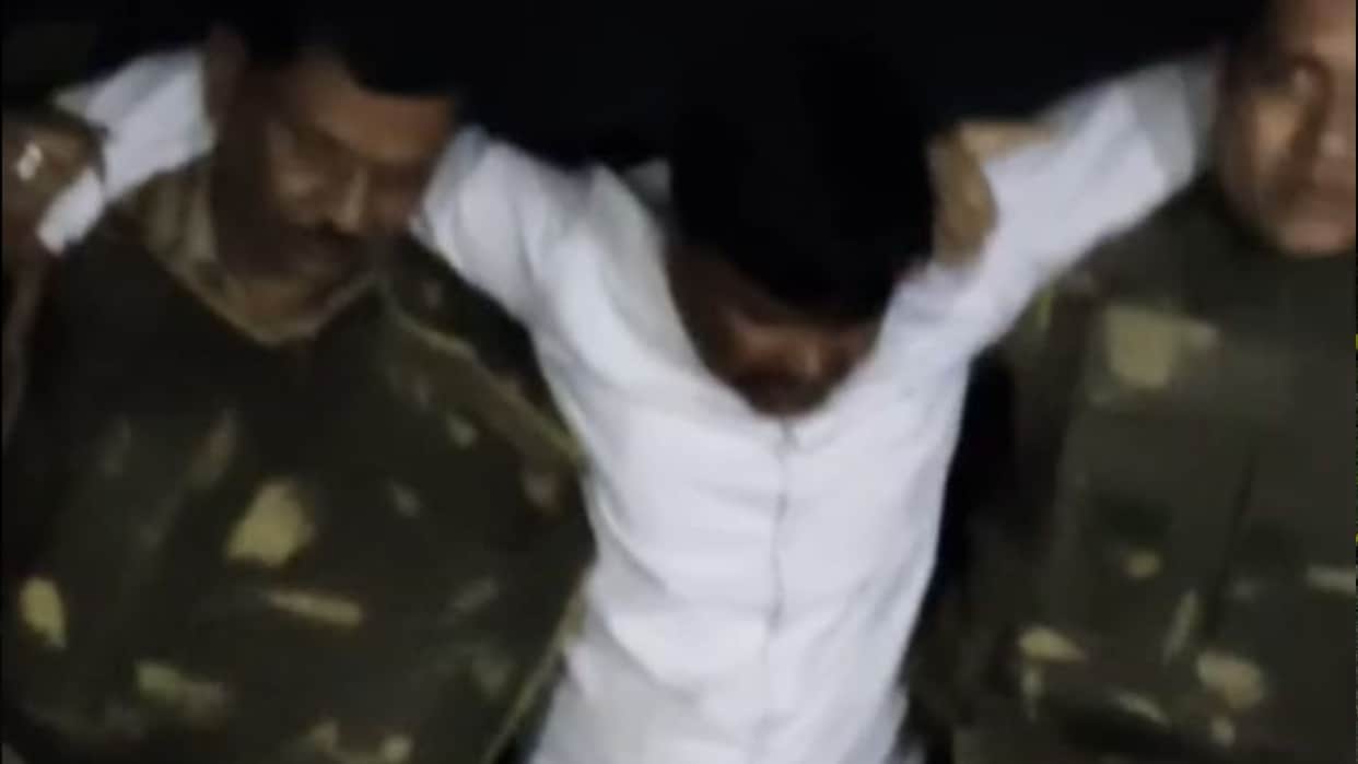 Azamgarh police  encounter Accused arrested of robbing woman of her jewelry under pretext of job offer