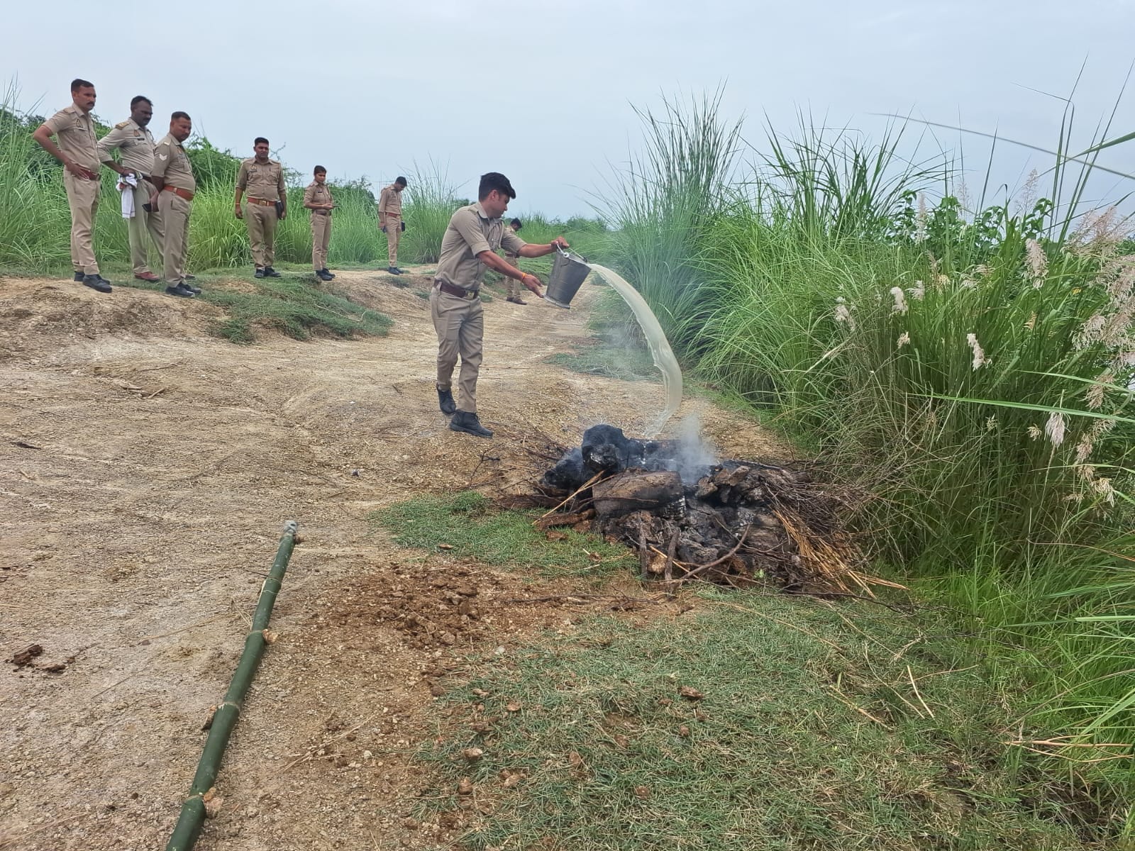 पुलिस के पहुंचते ही परिजन फरार