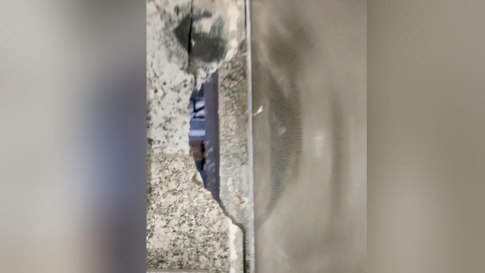 टूटा फर्श