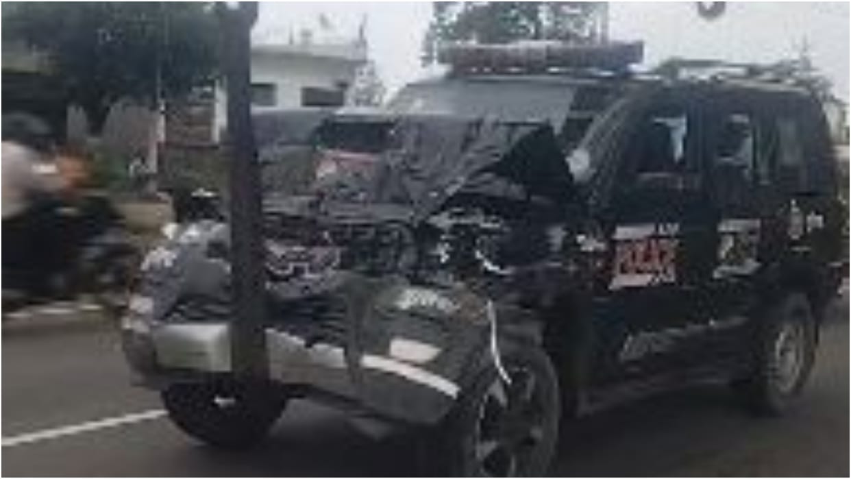 PRV collides with truck due to stray animal on the road three police personnel injured