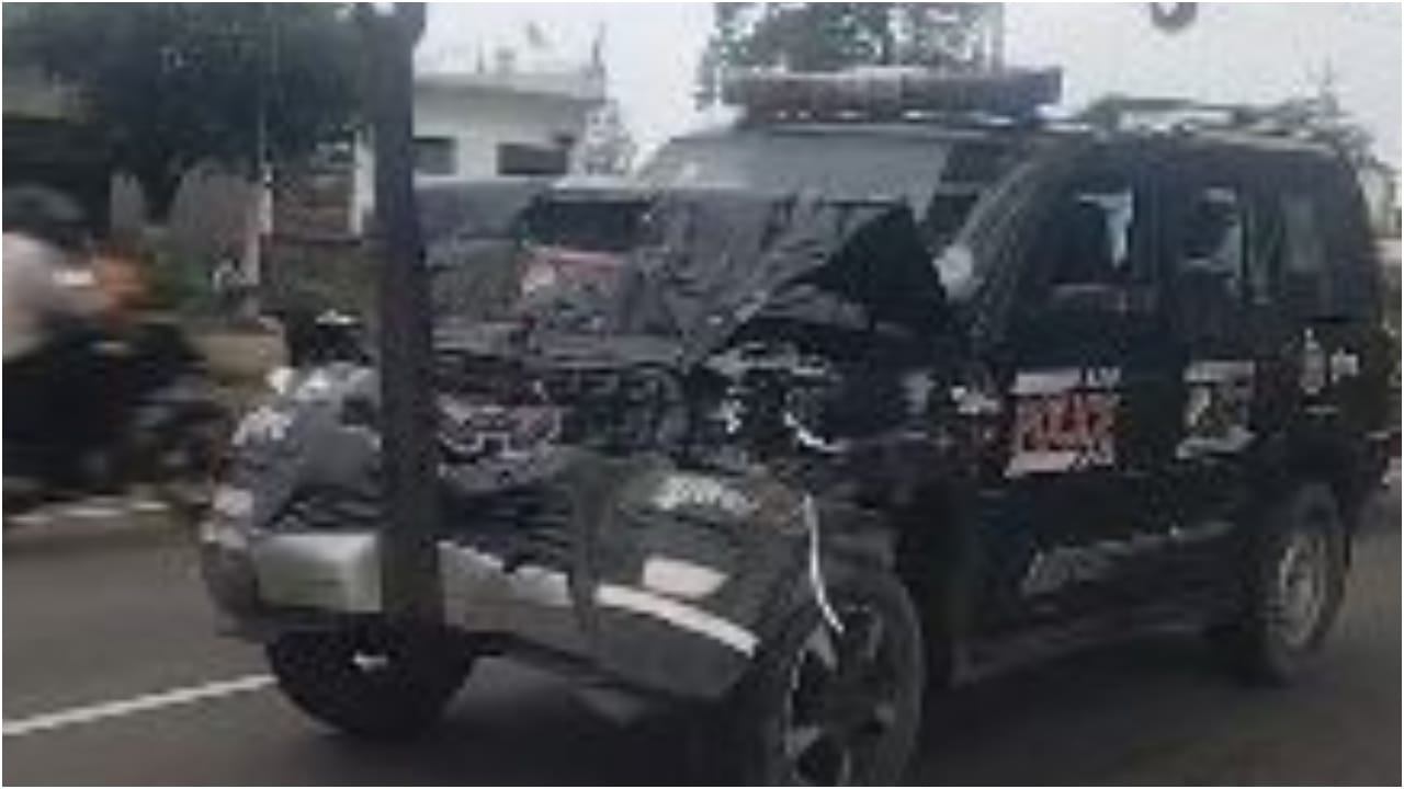 क्षतिग्रस्त पुलिस वाहन
