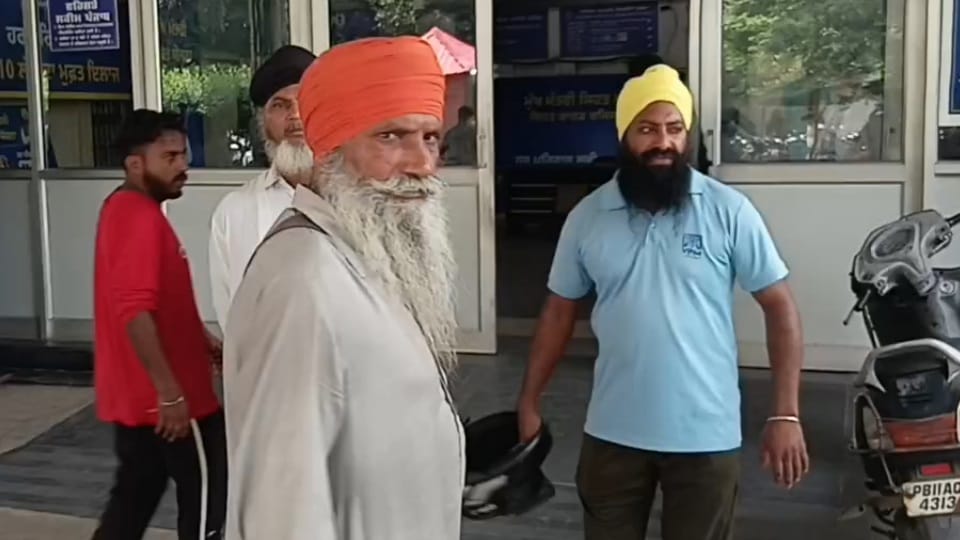 अस्पताल में पहुंचे लोग