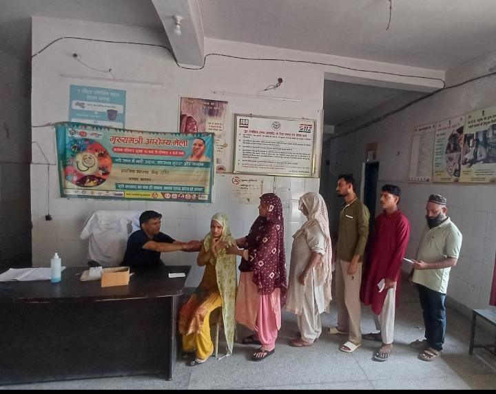 रैबीज इंजेक्शन लगवाने पहुंचे लोग