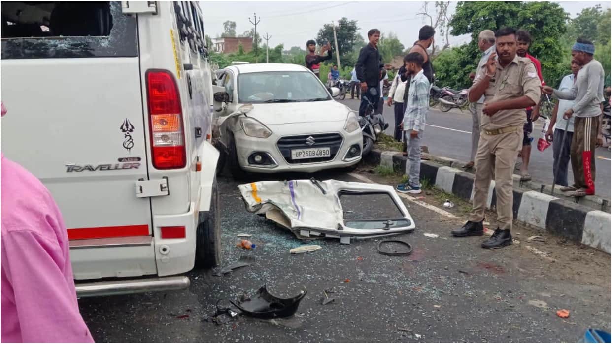 mini-bus rams into van and auto-rickshaw 12 people injured in Shahjahanpur