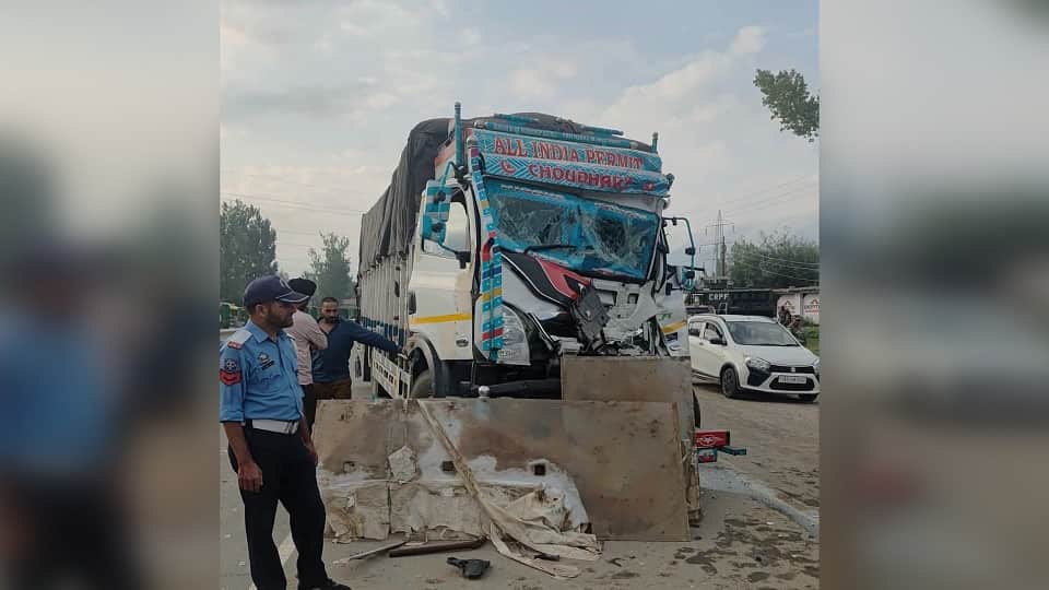 Five CRPF Personnel Injured After Truck Hits Bunker Vehicle in Qazigund