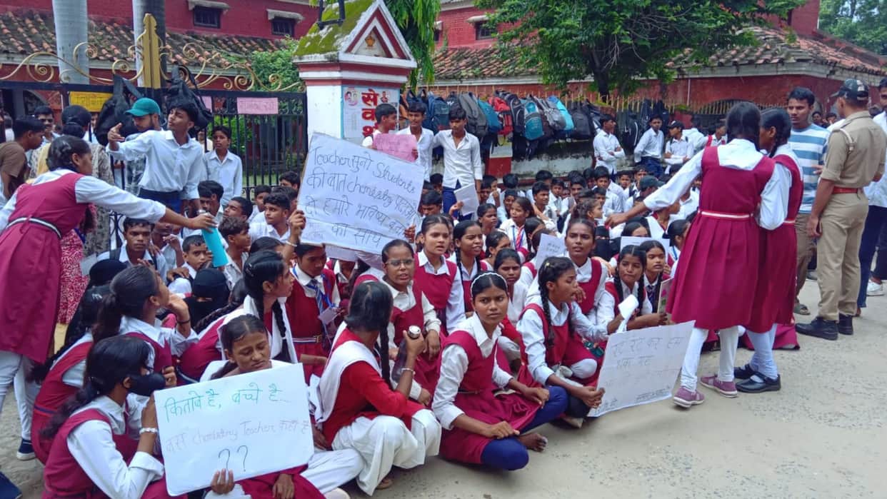 Gen Alpha staged protest in Azamgarh over shortage of teachers at Smith College
