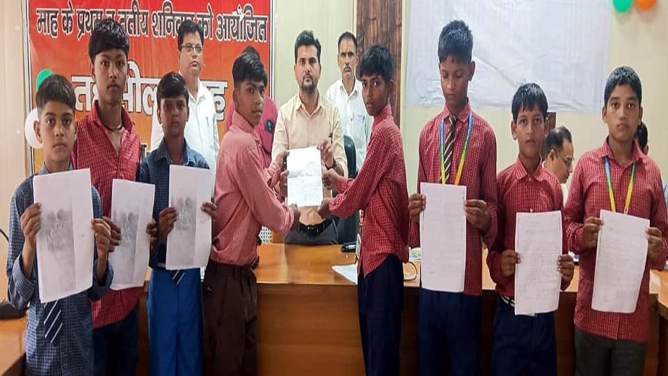 UP: 300-Metre Road Leaves Villagers Struggling Schoolchildren Take Charge After Adults Fail to Get Relief