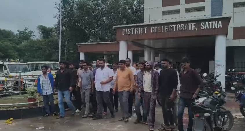 satna-garbage-dumping-protest-kripalpur-ramasthan-road-citizens-memorandum-collector