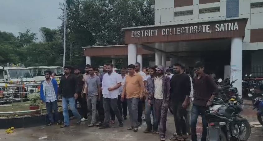 सतना कलेक्टर को युवाओं ने सौंपा ज्ञापन।