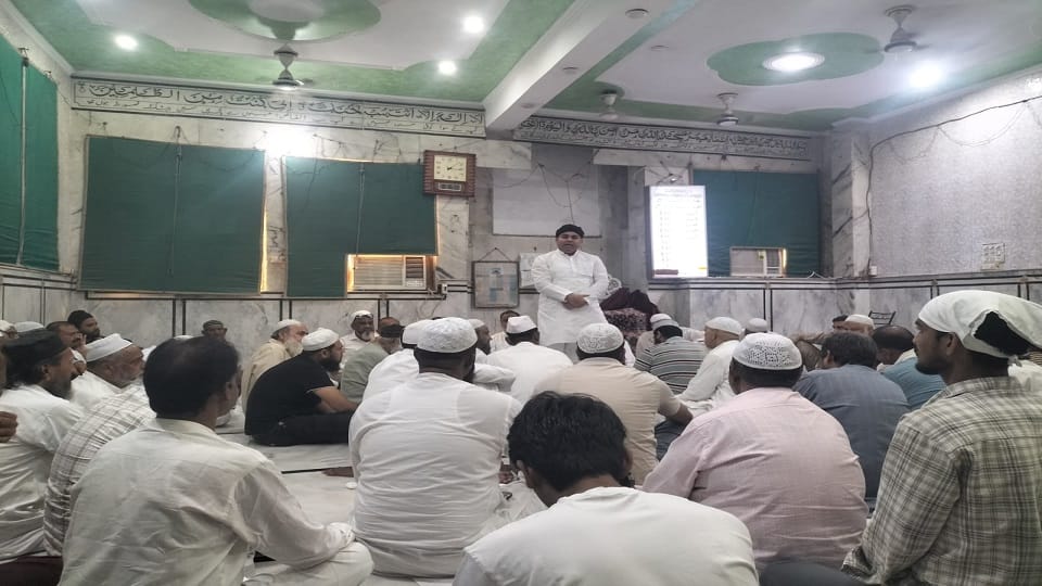 सदर भट्टी स्थित कैथ वाली मस्जिद में बारावफात की बैठक करते पूर्व मंत्री चौधरी बसीर।