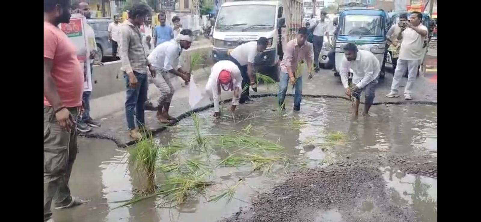सड़क पर धान रोपकर विरोध