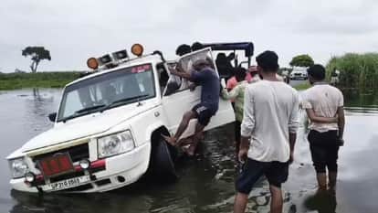 पानी में पलटने से बची एसडीएम की गाड़ी