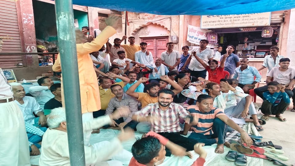 शिव मंदिर प्रांगण में धरना देते लोग