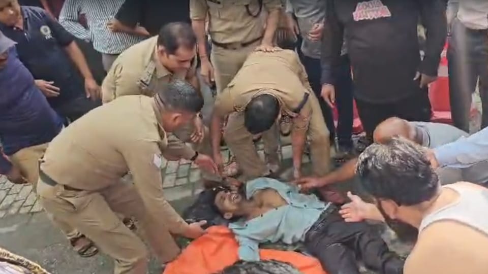 Dehradun: सर्वे ऑफ इंडिया की दीवार गिरी, पासपोर्ट बनवाने आया युवक मलबे में दबकर हुआ घायल