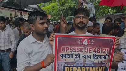 UP: UPSSSC-JE aspirants gheraoed the Deputy CM's residence, demanding a transparent selection process; staged