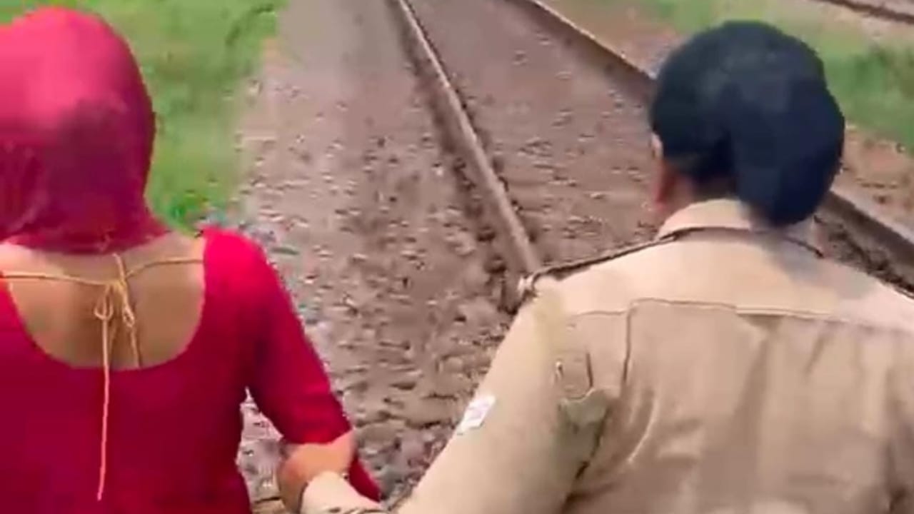 पुलिस ने महिला को बचाया
