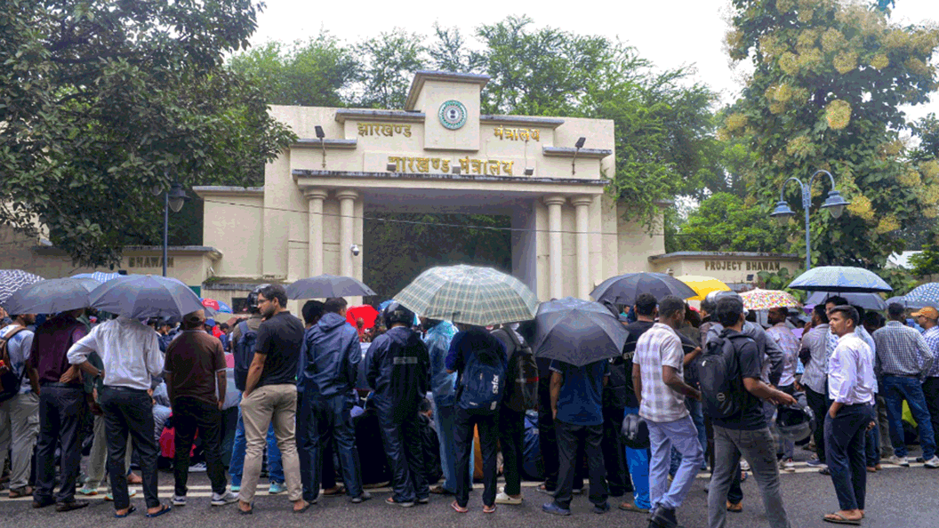 jssc-cgl-exam-cancellation-successful-candidates-protest-jharkhand-secretariat-ranchi  pariksha vivad