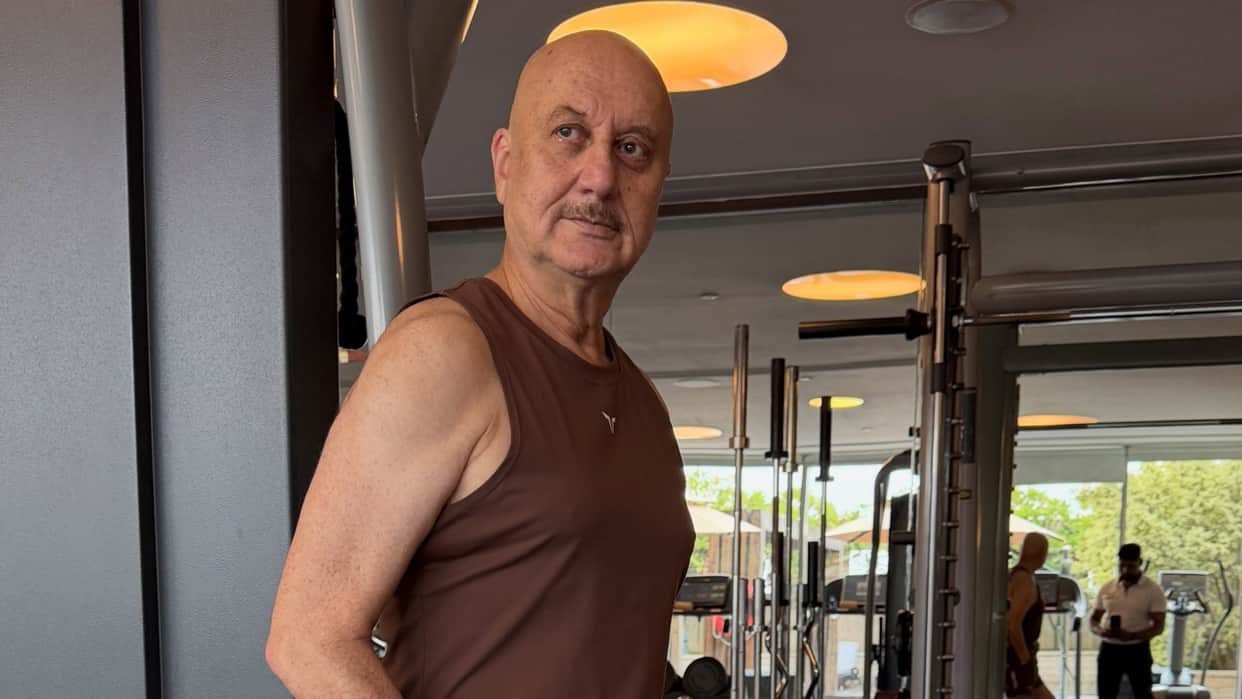 Anupam Kher gives poss from gym club he inspire to youth for fitness