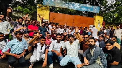 अपनी मांगों को लेकर प्रदर्शन करते डीएलएड अभ्यर्थी।